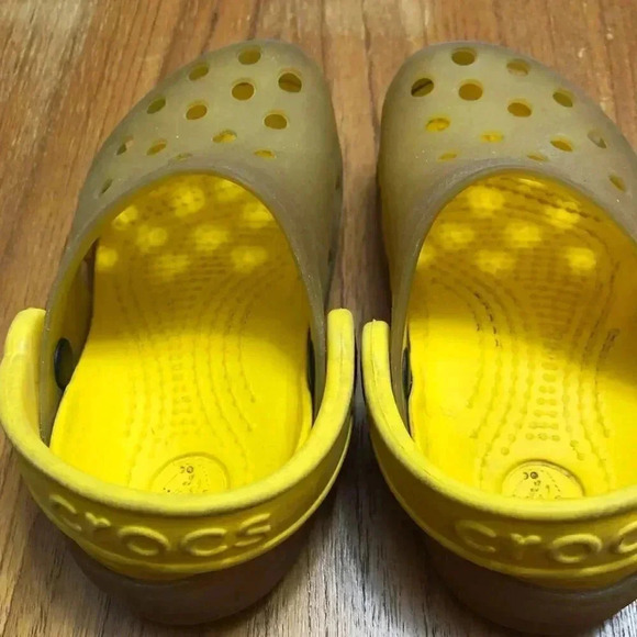 Toddler Crocs Change Hues in Sunlight - Picture 4 of 6